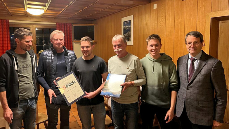 Die „Skigruppe Schütze“ des Léon-Foucault-Gymnasiums gastiert seit 30 Jahren zu Skikursen im Südtiroler Ahrntal. Der Geschäftsführer des Tourismusvereins Ahrntal honorierte die Treue mit einer Ehrenurkunde des Tourismusvereins.