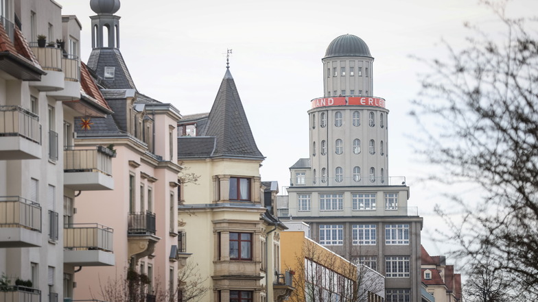 Schon von weiten ist der Turm der Technischen Sammlungen in Dresden-Striesen zu sehen. Nun kann das bedeutende Gebäude saniert werden.