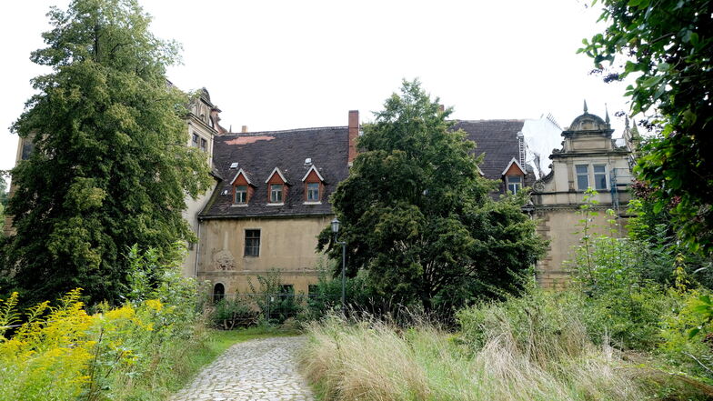 Das Schloss Gauernitz verfällt immer mehr. Den Weg direkt am Schloss vorbei hat der Eigentümer jetzt abgesperrt, weil er zu seinem Privatbesitz gehört.