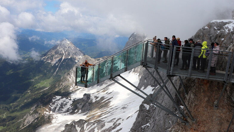 Am Ende der Brücke lockt die „Treppe ins Nichts“.