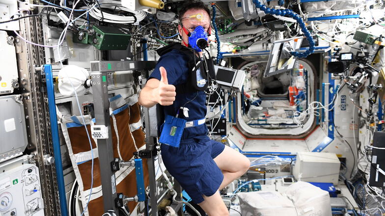 Matthias Maurer während seines Fluges in der ISS Anfang 2022. Hier trainiert er auf dem Fahrrad und Metabolic Space, ein Experiment der TU Dresden misst dabei seinen Stoffwechsel.