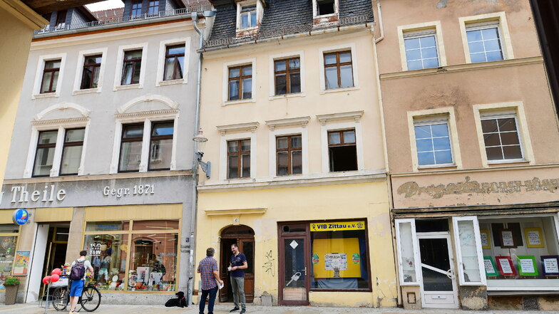 Die Reichenberger Straße 13 (gelbes Haus) steht seit einigen Jahren komplett leer.