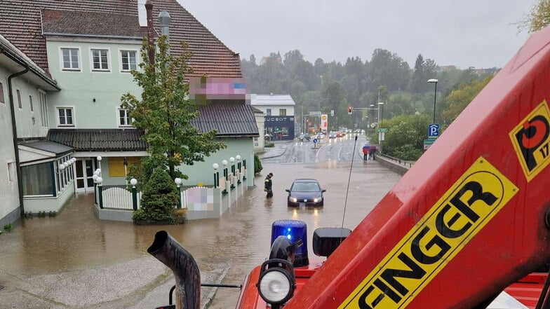 Österreich, Zwettl: Ein Straßenzug ist nach Dauerregen überflutet.