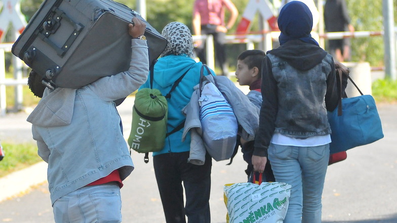 Die Zahl der Flüchtlinge im Freistaat bleibt auf hohem Niveau, doch gleichzeitig nimmt auch die Zahl der Abschiebungen zu. Besonders häufig betroffen sind Menschen, die aus Venezuela stammen und oft über Kolumbien nach Deutschland gekommen sind.