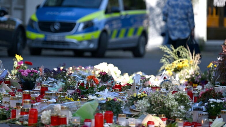 Blumen und Kerzen sind am Tatort in Solingen abgelegt worden, wo drei Menschen mit einem Messer getötet und acht verletzt wurden.