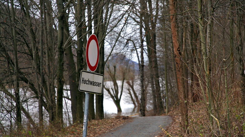 Gesperrter Elberadweg bei Bad Schandau. Am Weihnachtswochenende gab es wohl niemanden,, der das Schild in die richtige Richtung gedreht hätte.