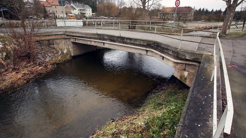 Die Brücke über die Große Röder in Hermsdorf ist von Rissen und Brüchen durchzogen. Experten sehen an dem Bauwerk an der Diensdorfer Straße Handlungsbedarf. Der Neubau soll breiter und knapp ein Meter höher werden. Kosten: 390000 Euro.