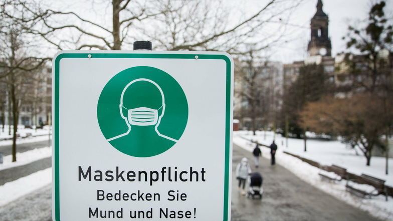 Schild mit Hinweis auf die Maskenpflicht auf der Hauptstraße in Dresden. Die Meißner dürfen jetzt nach Aufhebung des 15-Kilometer-Radius ab 17. Februar wieder nach Dresden fahren.