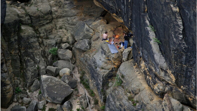 Illegales Feuer unter einem Felsvorsprung: Von Februar bis Mitte Juni darf künftig niemand mehr im Nationalpark übernachten.