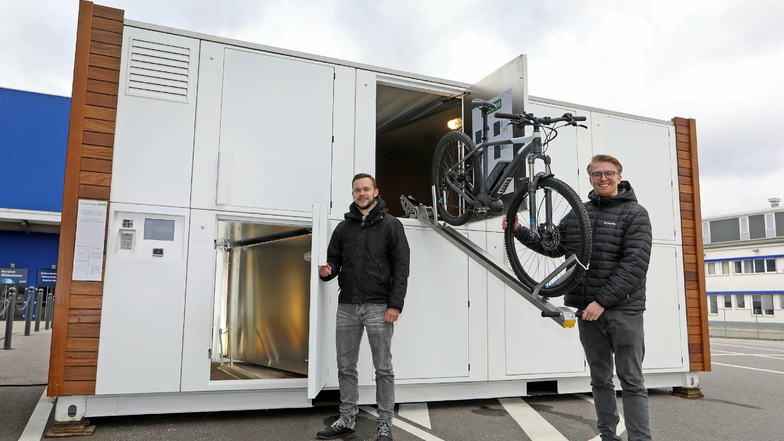 Patrick Rabe (rechts) und Steve Winter haben ihre erste erste Container-Fahrradgarage vor der Messe in Chemnitz errichtet. Die Garage hat 16 Plätze, in der mittels eines Schienensystems Fahrräder eingeparkt werden können.