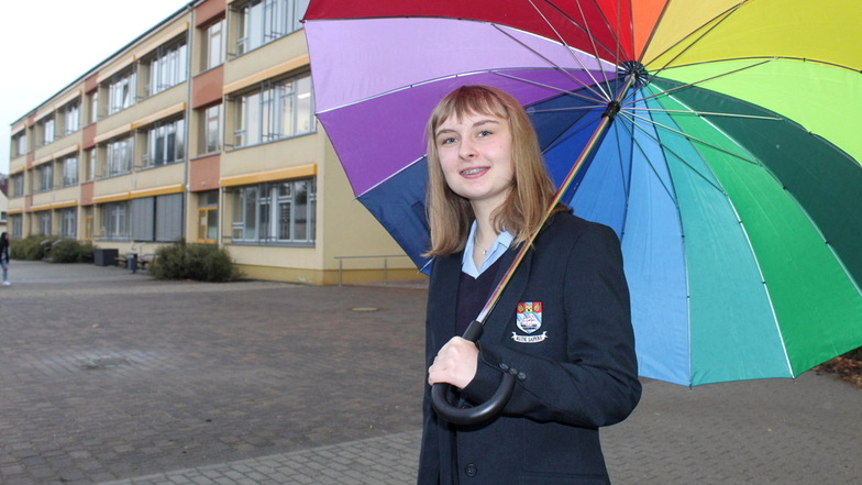 Jule Trosse in der englischen Schuluniform vor ihrer Oberschule in Nünchritz. Wie in England regnete es auch in der ersten Woche nach den Herbstferien.