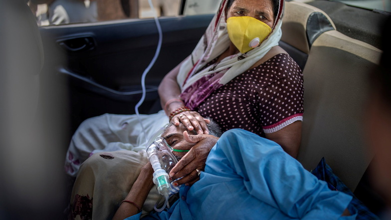 Ein Patient atmet mit Hilfe von Sauerstoff, der von einem Gurdwara, einer Sikh-Anbetungsstätte, bereitgestellt wird, in einem Auto.