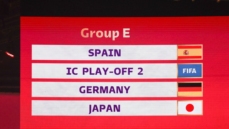 Die Gruppe E mit Spanien, dem Gewinner des Interkontinentalen Play-offs 2, Deutschland und Japan ist auf einer Anzeige in Doha zu sehen.