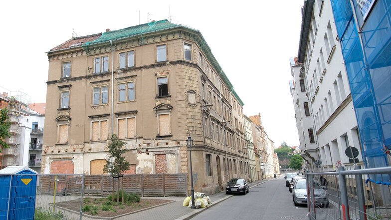 Die Fährmannstraße soll wieder eine gute Adresse in der Stadt werden. Ins Erdgeschoss des Hauses der Fährmannstraße 1 (l.) könnte eine Gaststätte einziehen.