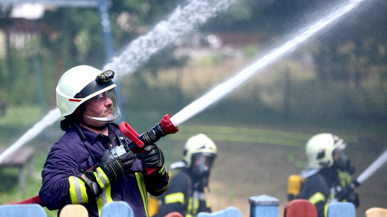 Feuerwehrkameraden beim Einsatz - hier bei einem Großbrand im vorigen Sommer in Niederoderwitz.