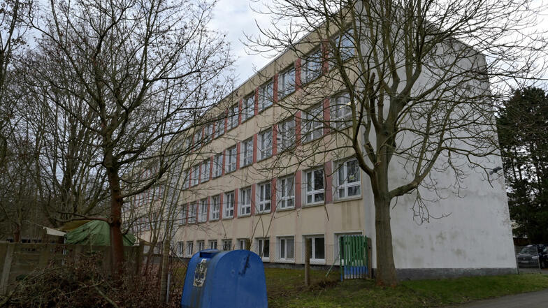 Der Dreigeschosser in der Dillinger Straße in Hoyerswerda war einst als Schule errichtet worden. Er gehört dem Landkreis Bautzen und wird nun Notunterkunft.