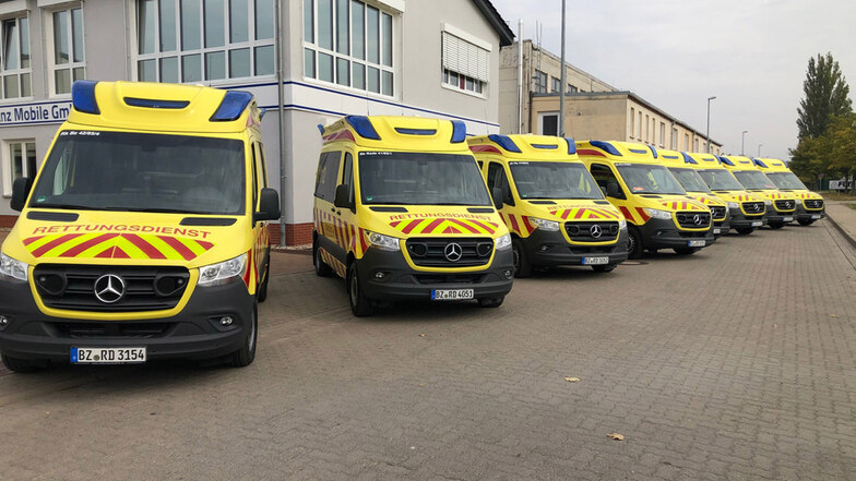 Die acht neuen Krankentransportwagen für die Rettungswachen im Landkreis Bautzen.