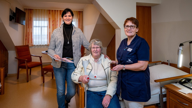 Christel Wichert nimmt für einige Tage die Kurzzeitpflege der Brambor Pflegedienstleistungen in Roßwein in Anspruch. Cornelia Brambor (l.) führt das Unternehmen seit 30 Jahren. Eine ihrer langjährigen Mitarbeiterinnen ist Petra Kolko (r.).