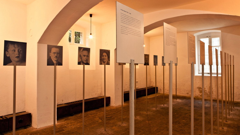 Opfer-Biografien in der Gedenkstätte Pirna-Sonnenstein: Den Opfern ihren Namen geben.