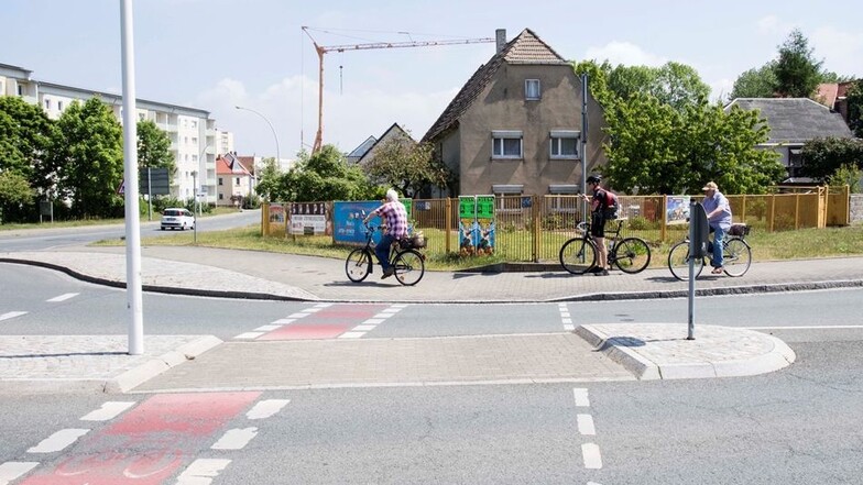 Den Kreisverkehr am alten Buswendeplatz in Weida empfand Thoralf Möhlis bei seiner Testfahrt als besonders fahrradfreundlich: „So macht das Spaß.“ Hier haben die Radfahrer an den Überwegen eine gesonderte Spur bekommen. Ansonsten geht es von den Autos get