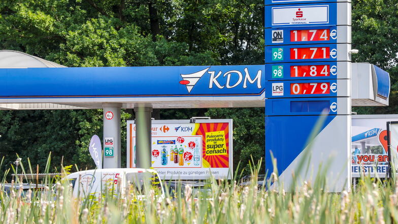 Die Tankstelle von KDM in Pojarów nahe Zittau ist bei Deutschen sehr beliebt.