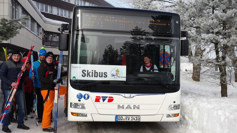 Der Skibus in Altenberg wird gern genutzt, hier an der Sonderhaltestelle am Lugsteinhof in Zinnwald.