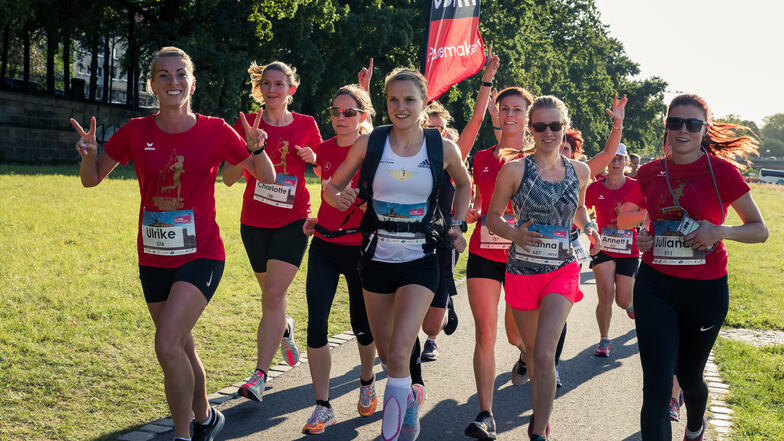 Mittendrin und mit Spaß dabei: Olympiastarterin Lisa Hahner (Mitte) mischt sich beim Frauenlauf in Dresden unter die Läuferinnen.