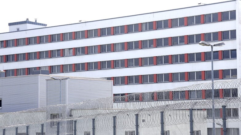 In der Chemnitzer Justizvollzugsanstalt an der Thalheimer Straße sitzen 256 weibliche Gefangene ein. Eine von ihnen hat sich am Montag selbst umgebracht. Nun ermittelt die Polizei.