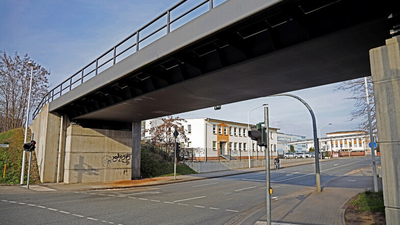 An dieser Brücke in Riesa ist am Mittwoch ein Lkw mit einem Kranaufsatz hängen geblieben. Die Schleifspuren sind noch zu erkennen.