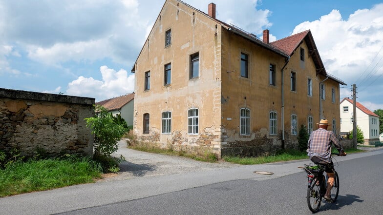 Das Mehrfamilienhaus neben der Teichwirtschaft in Zschorna bei Radeburg gehörte früher zum Rittergut. Jetzt wird es saniert und bekommt Balkone und ein ausgebautes Dachgeschoss.