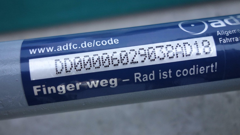 So sieht die Fahrradcodierung aus. . Der ADFC Dresden codiert die Räder mit einem Nagelpräger. Dabei wird eine individuelle Ziffern- und Zahlenkombination in den Rahmen geprägt.