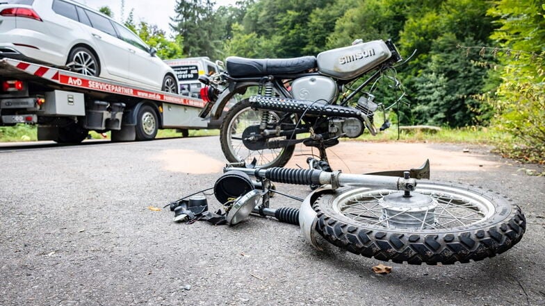 Zwei 18-Jährige waren am Mittwochmorgen auf der S192 bei Tharandt unterwegs. Bei einem schweren Sturz rutschte ihr Moped gegen einen Pkw.