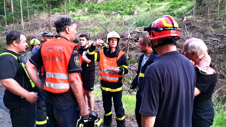 Kameraden aus Ottendorf und Bad Schandau unterstützen tschechische Feuerwehrleute bei einem Waldbrand im böhmischen Teil des Nationalparks.