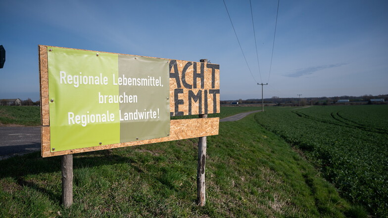 "Regionale Lebensmittel, brauchen regionale Landwirte", heißt es auf einem Protestschild an der B115 zwischen Kodersdorf und Görlitz.