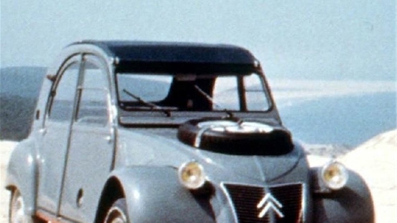 Am Anfang war der 2CV ein hässliches Entlein. Doch schon Anfang der 60er-Jahre kam Citroëns darauf, den Kleinwagen als ausgewachsene Limousine zu tarnen. Parallel fuhr die Sahara-Ente mit Allrad-Antrieb. Beide Varianten aber nur in geringer Stückzahl. Ein