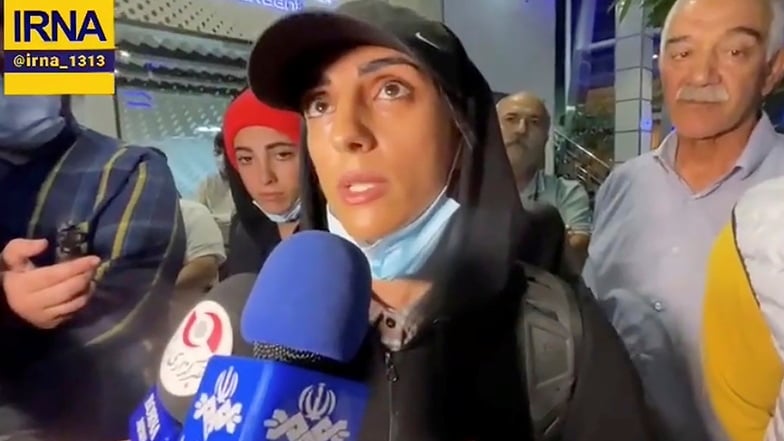 Elnas Rekabi spricht auf dem internationalen Flughafen Imam Khomeini in Teheran mit Journalisten.