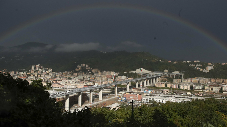 Ein Regenbogen ist über der von dem italienischen Architekten Piano entworfenen Brücke San Giorgio zu sehen. Knapp zwei Jahre nach dem Einsturz der Morandi-Autobahnbrücke weiht die norditalienische Stadt Genua am Montagabend den Neubau ein.