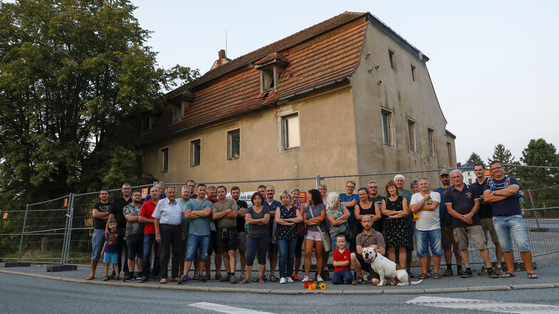 Bürger verabschieden sich mit einem Flashmob von der ehemaligen Gaststätte "Goldene Weintraube" in Kittlitz.
