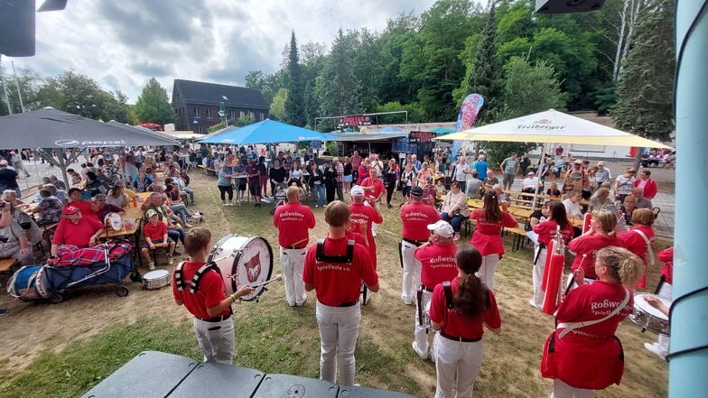 Die Roßweiner Spielleute gaben nicht nur ein kleines Platzkonzert, sondern marschierten voran in den Hafen, wo die Fahrgastschiffe nach Lauenhain starten. Dort begann die Bootsparade.