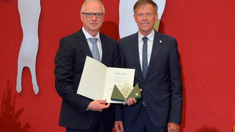 Ex-OB Mike Ruckh (li.) mit Landtagspräsident Matthias Rößler bei der Verleihung.