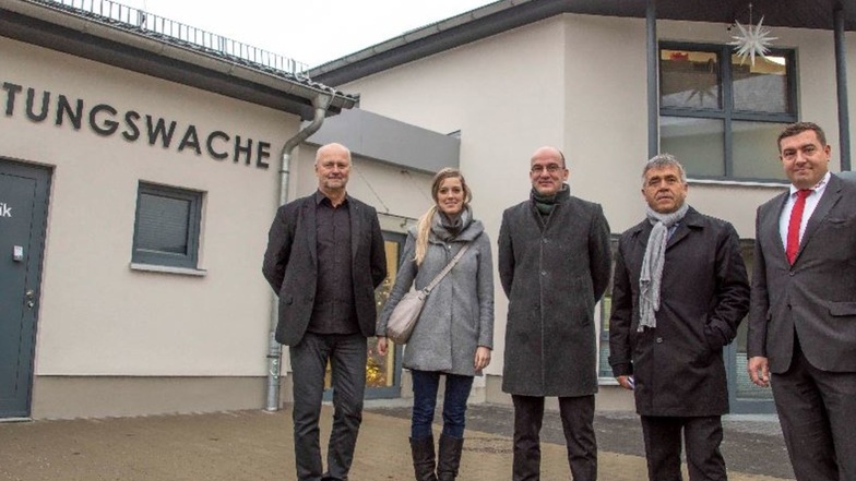 Bauarbeiten abgeschlossen: Die Architekten Carsten und Laura Ehrlich, Landrat Michael Harig und Peter Mark vom DRK an der neuen Rettungswache Bautzen.