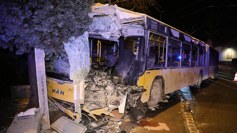 Der Linienbus der DVB wurde bei dem Unfall schwer beschädigt.