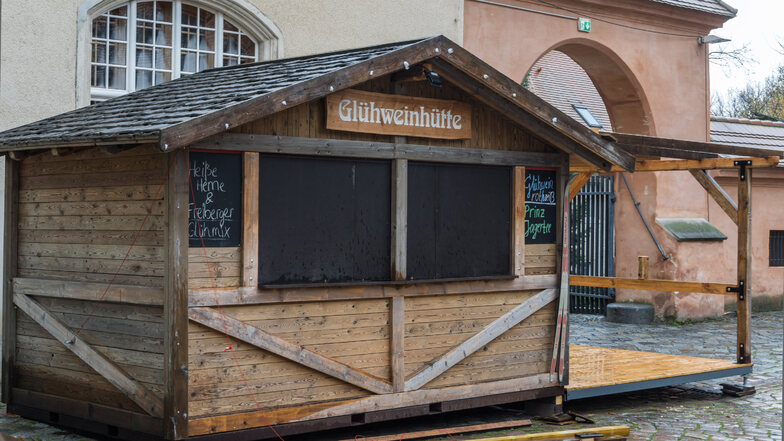 Die erste Glühweinhütte steht schon – verkauft wird aber noch nichts.
