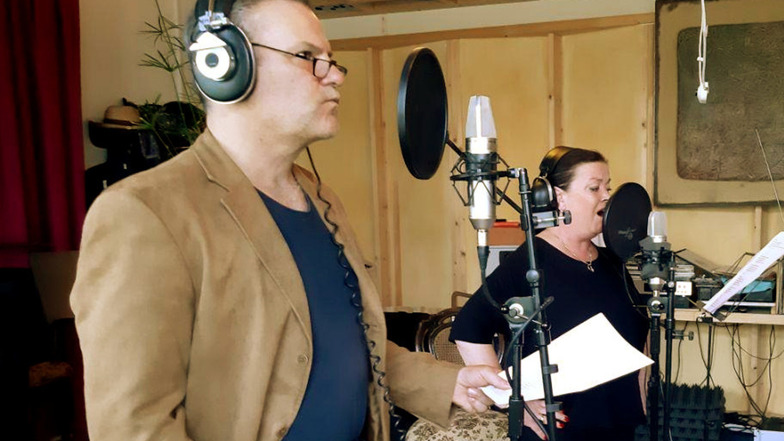 Tom Quaas und Kati Grasse während der Aufnahmen im Studio.