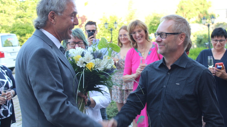 Der scheidende Bürgermeister Jochen Reinicke gratuliert seinem Nachfolger Enrico Münch zum Wahlsieg.