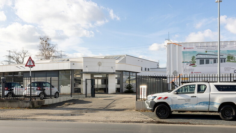 Das ehemalige Autohaus auf der Zschierener Straße in Heidenau ist seit 2020 Johanniter-Zentrum und wird jetzt erweitert.