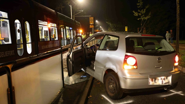 Erst mehrere Meter entfernt vom Unfallort kam der VW Polo in einer Haltestellenabgrenzung zum Stehen.