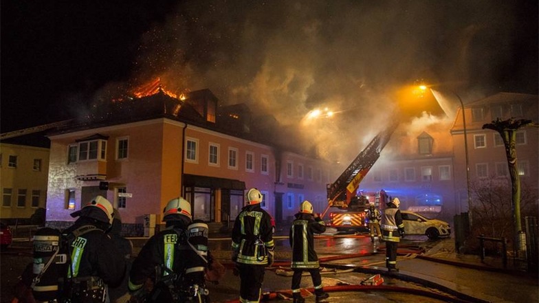 Feuer in geplanter Asylunterkunft in Bautzen: In dem ehemaligen Hotel Husarenhof brach in der Nacht zum Sonntag ein Feuer aus.