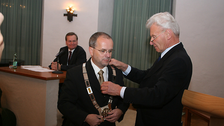 Im November 2006 bekam Skora zu seiner Amtseinführung im Schloss vom damals ältesten Stadtrat, Klaus Walther (SPD), den Amtseid abgenommen. Walther legte ihm auch die schwere Amtskette um den Hals.