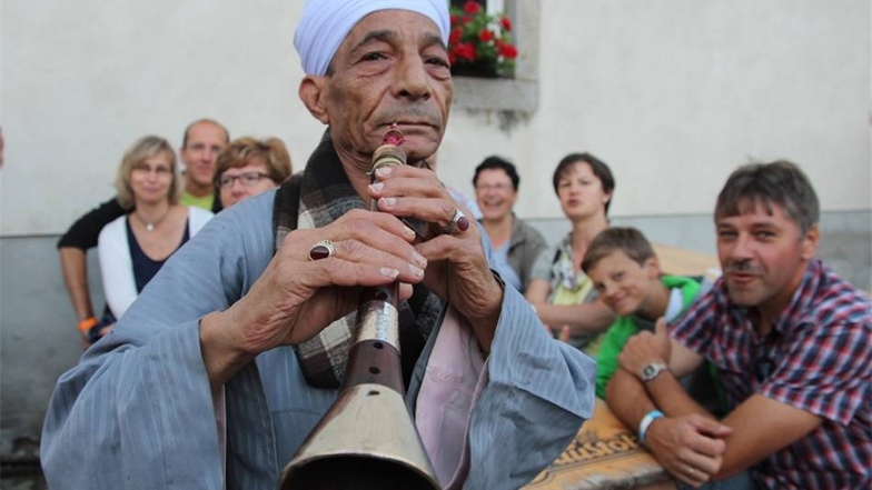 Aus  Ägypten war die Art Appreciation folk dance Group zu Gast. Abu Elrhem gab hier schon mal eine kleine öffentliche Kostprobe, bevor der Auftritt im Bauernhof der Familie Krautschick im Rahmen des Foklorefestivals von Crostwitz begann.